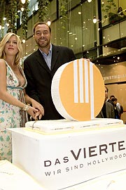 Hollywood Star Tori Spelling schnitt anlässlich des ersten Geburtstags von DAS VIERTE gemeinsam mit dessen Geschäftsführer Wolfram Winter eine riesige Torte in den 5Höfen an und verteilte sie an die Münchner ©Foto: Gerd Krautbauer